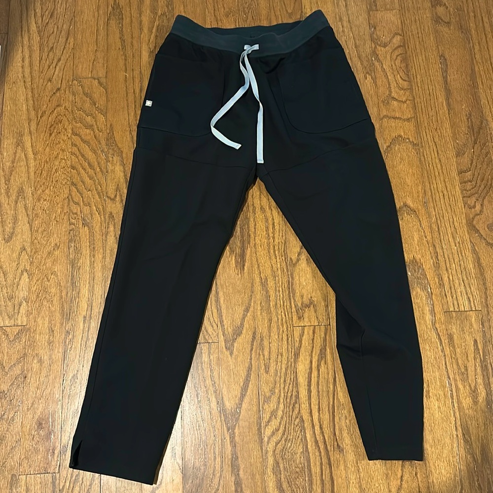 FIGS. Cargo scrub pants. Black.  Med.